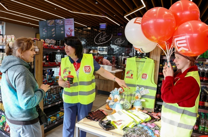 ЛУКОЙЛ заправляет счастьем!