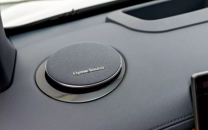 Передний привод, атмосферник и электромотор: испытали новый Geely