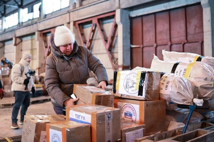 Две фуры с гуманитарной помощью направили из Барнаула в зону СВО