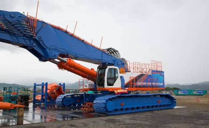Как выглядит крупнейшая машина для сноса зданий — Kobelco SK3500D