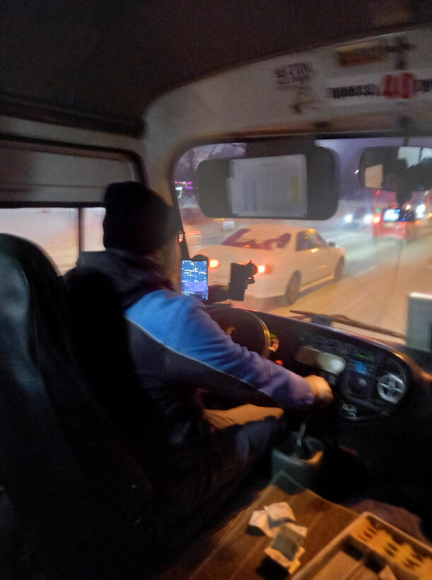 В Барнауле водитель маршрутки наорал на женщину, схватил сумочку и сказал "звонить Путину"