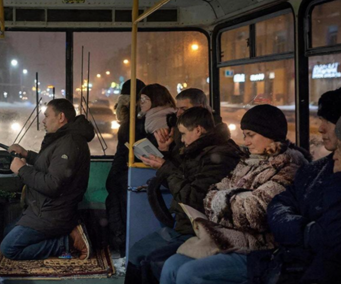 Водитель автобуса расстелил коврик и выгнал на улицу всех пассажиров: люди опешили от такого поведения приезжего