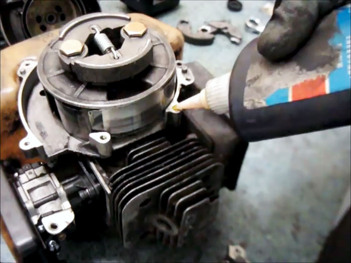 Если бензокоса не заводится, то стоит поискать проблему в простых вещах