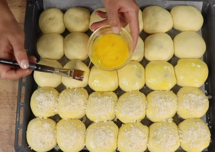 Пуховые булочки с начинкой: советы и секреты, чтобы они получились нежными и мягкими!