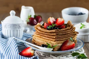 Вкуснее классических? Печем постные блины с бананом и гречкой