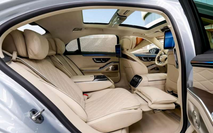 Тканевый салон и физические кнопки: чем удивил рестайлинговый Мерседес-S класса?