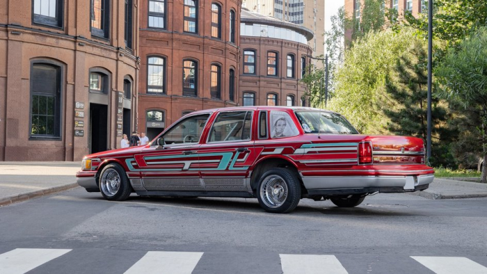 Авто Mail рассказывает, как построить невероятно крутой ай-стоппер из обычного Lincoln Town Car