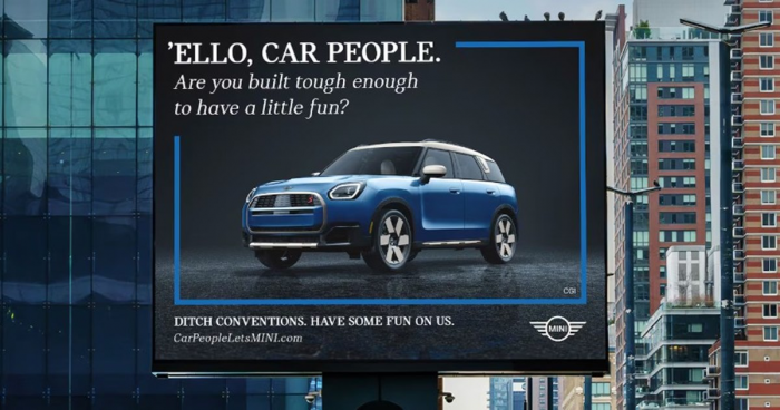 Автобренд Mini «затроллил» конкурентов наружной рекламой