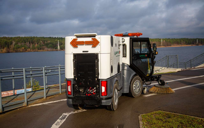 Швейцарский нож на колесах — одна машина взамен бригады дворников и парка техники