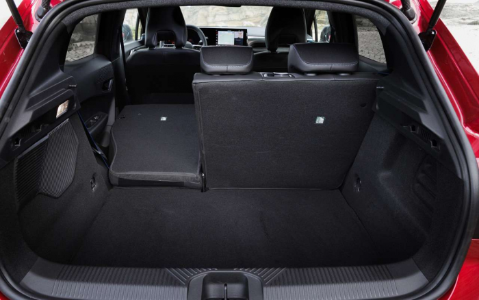 Популярный французский хэтчбек стал гибридом, сохранив умеренную цену