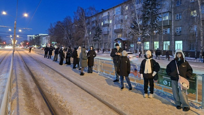 Общественный транспорт в Барнауле ходит с перебоями, несмотря на обещания перевозчиков