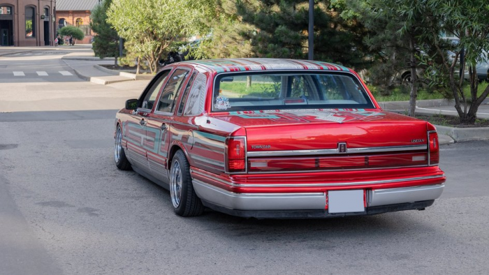 Авто Mail рассказывает, как построить невероятно крутой ай-стоппер из обычного Lincoln Town Car