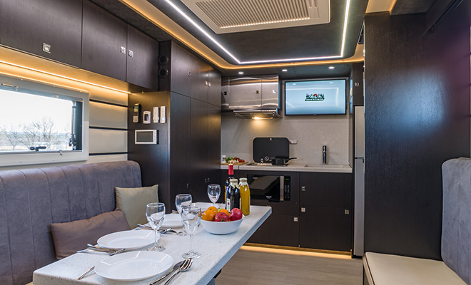 Осмотр квартиры на базе Камаза. Внутри есть даже хамам и кинотеатр