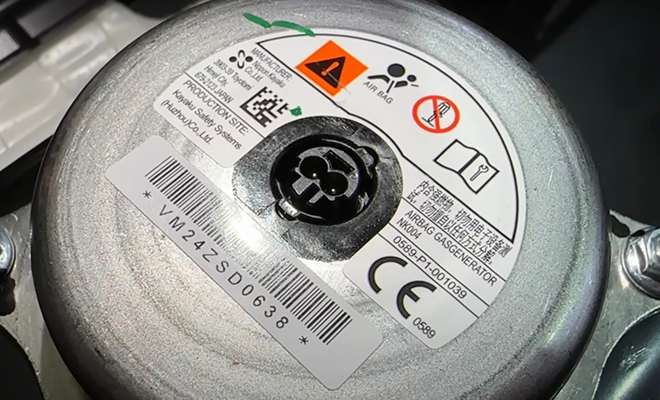 Механик разобрал новую Lada Iskra и показал из чего она на самом деле сделана. Неужели «иномарка»?