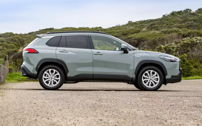 В Россию привезли достойный кроссовер Toyota чуть дороже 2 млн рублей