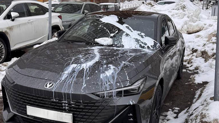 Неизвестные снова обливают чужие машины кефиром в Подмосковье