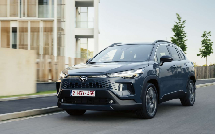 В кроссовере Corolla Cross салон стал тише, дизайн ярче, а «гибридных сил» больше