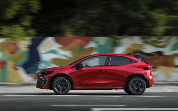 Популярный французский хэтчбек стал гибридом, сохранив умеренную цену