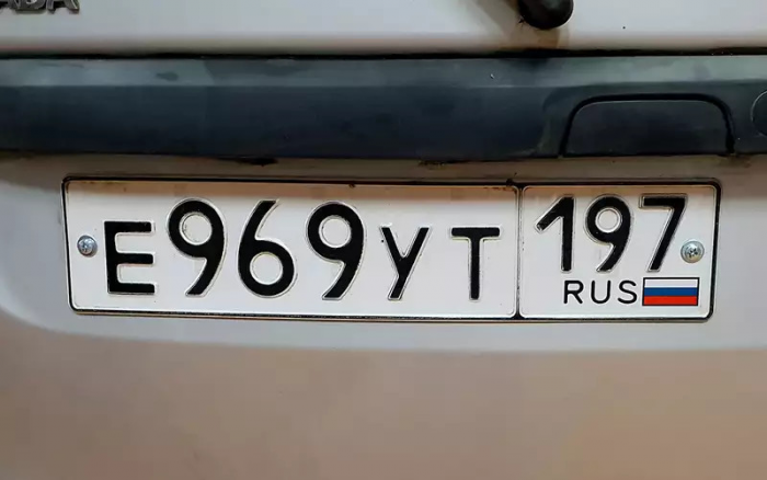 Как закрепить номерной знак на китайском автомобиле и не получить штраф?