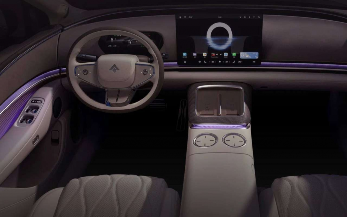 Чуть дороже Camry, но мощнее и просторнее — новый седан вышел на рынок