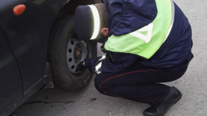 Почему опасно крутить руль на стоящем автомобиле