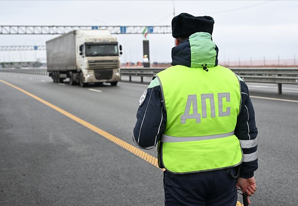 «Поймать их за руку на месте сложно». Водители легковушек стали получать штрафы в сотни тысяч рублей из-за дальнобойщиков