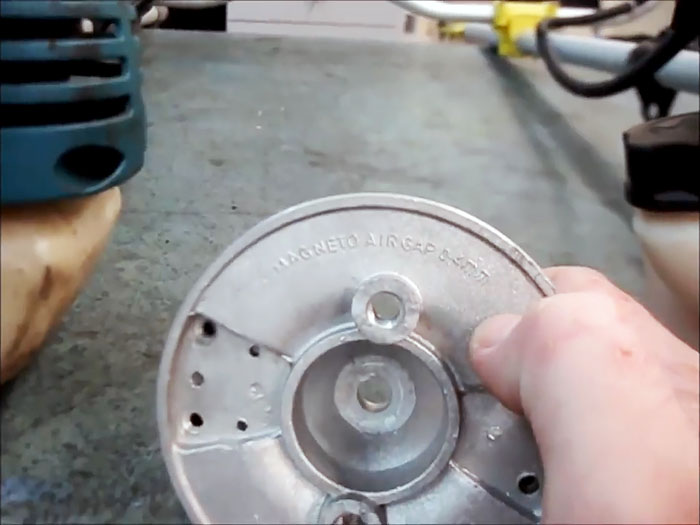 Если бензокоса не заводится, то стоит поискать проблему в простых вещах