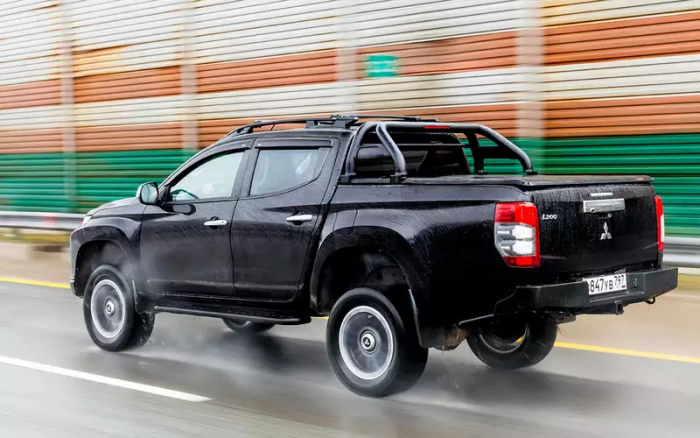 Внедорожники за 4 млн: сравнили новый китайский и японский с пробегом