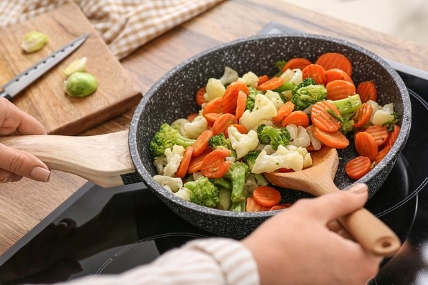 Меню новогоднего стола в 2026 году. Что приготовить в год Красной Огненной Лошади?