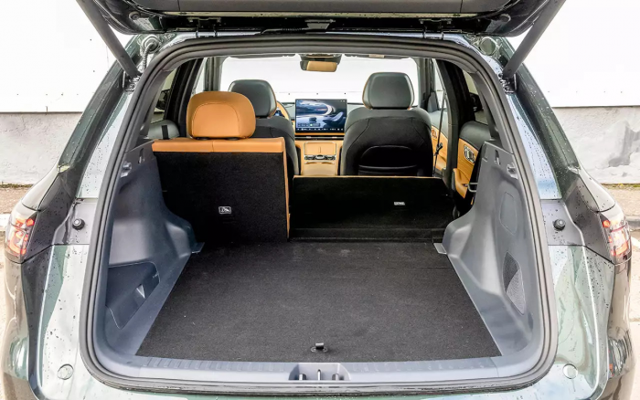 Передний привод, атмосферник и электромотор: испытали новый Geely