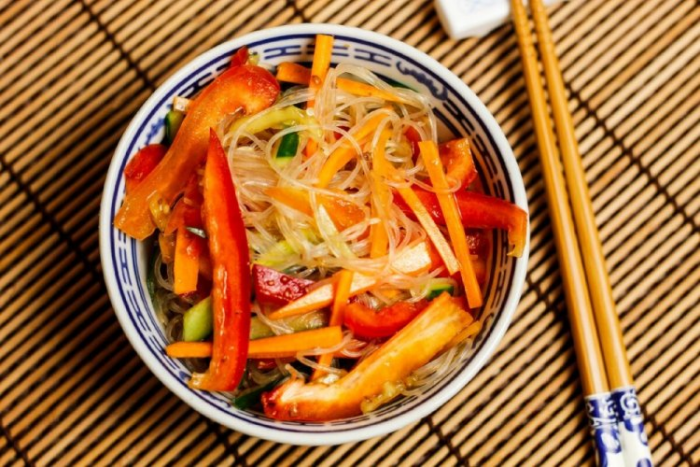 15 салатов с фунчозой и овощами, которые готовятся на скорую руку