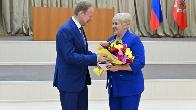 Томенко вручил награды лучшим работникам дорожной и транспортной отрасли Алтайского края