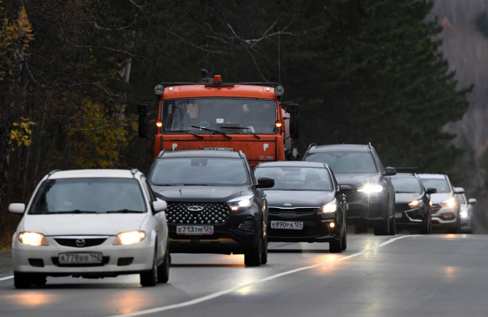 «Поймать их за руку на месте сложно». Водители легковушек стали получать штрафы в сотни тысяч рублей из-за дальнобойщиков