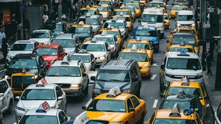 Закон о локализации обязал такси использовать отечественные автомобили в России