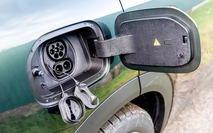 Передний привод, атмосферник и электромотор: испытали новый Geely