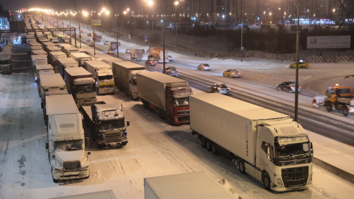 В белом плену: Москву сковали девятибалльные пробки из-за снегопада