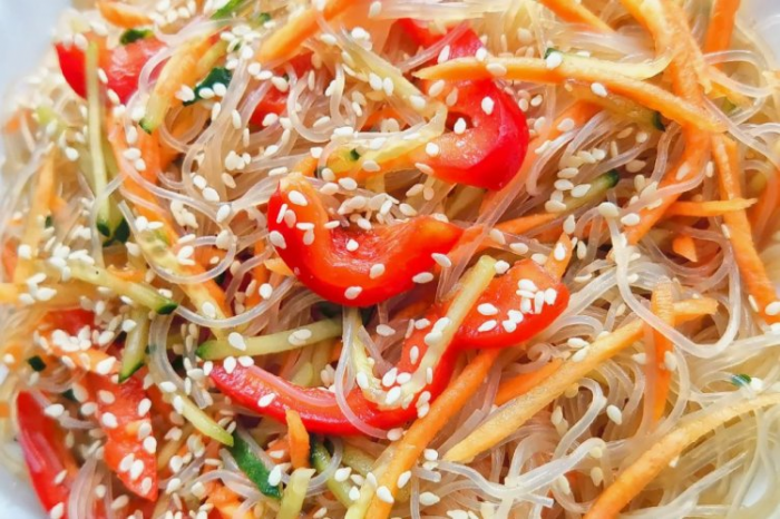 15 салатов с фунчозой и овощами, которые готовятся на скорую руку