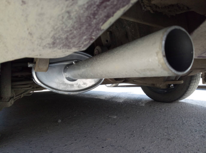 Зачем опытные водители делают отверстие в глушителе