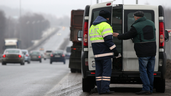 Опытные водители стали выходить из автомобиля при проверке документов, чтобы не платить штрафы