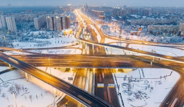 Светофоры на 14 магистралях Москвы синхронизируют для комфортного проезда ночью