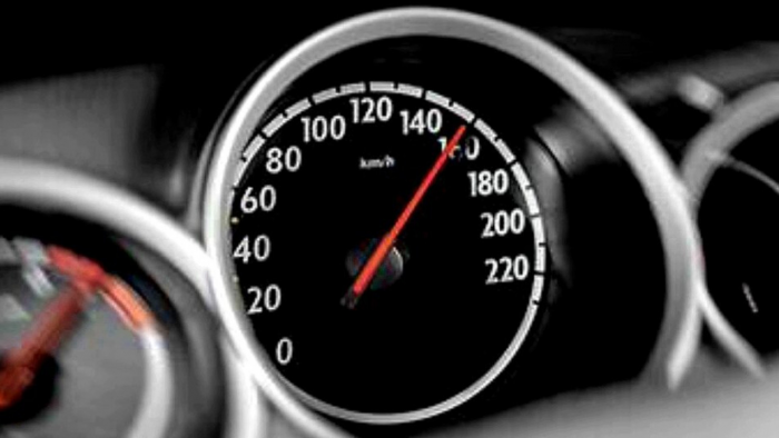 Зачем опытные водители регулярно ездят в режиме газ в пол