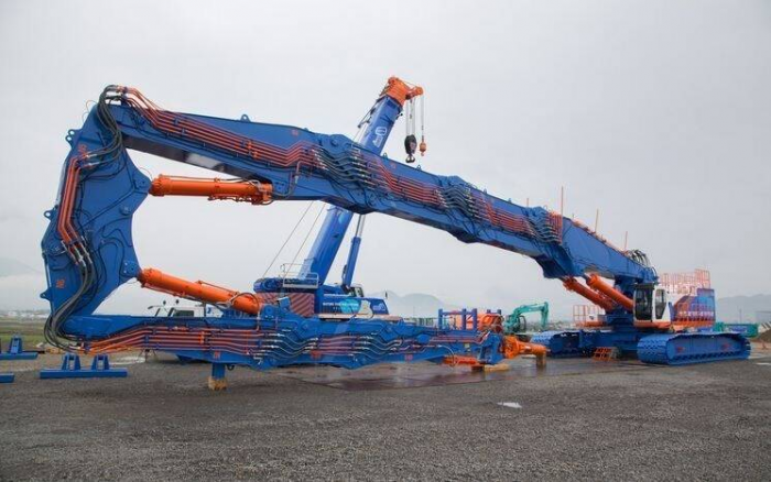 Как выглядит крупнейшая машина для сноса зданий — Kobelco SK3500D