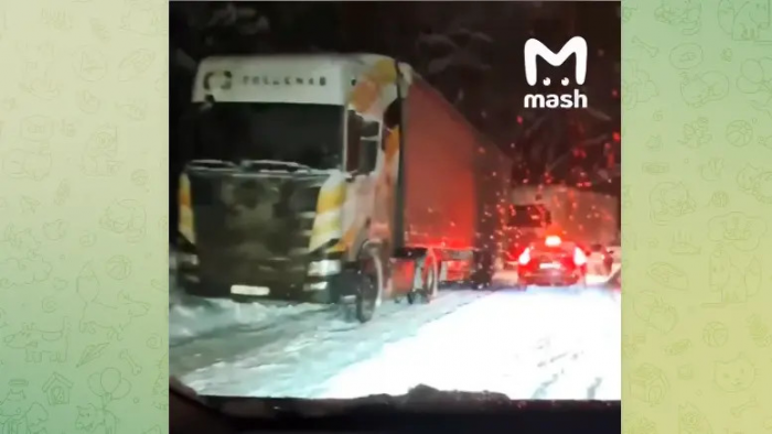 Москва и Подмосковье встали в многокилометровых пробках из-за снегопада