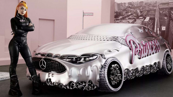 Mercedes-Benz показал CLA 2026 и арт-кар в дизайне «расплавленный хром»