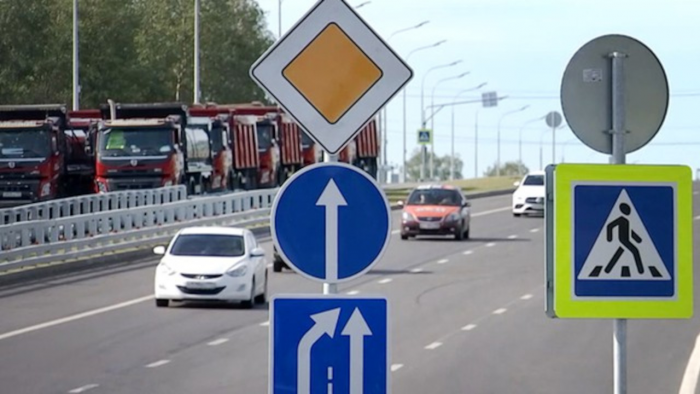 Чем отличаются круглый и квадратный знаки с указателем направления движения