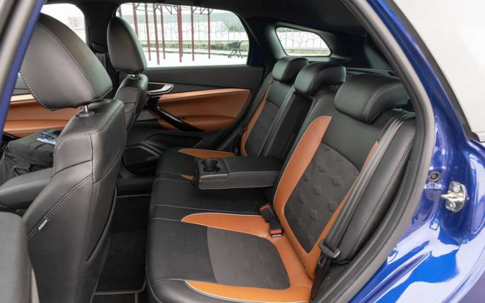 Дистанционный запуск, парктроники и другие особенности обновленной Lada Vesta