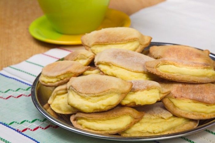 Иногда так хочется чего-то домашнего, как у бабушки или хотя бы как в школьной столовой – и вот тут сочники подходят просто идеально