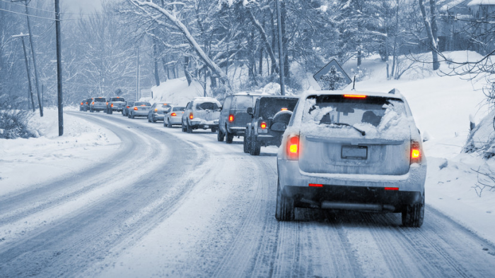 Автомобилистам советуют держать увеличенную дистанцию из-за гололёда