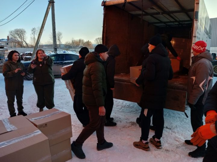 Татарстанда яшәүчеләр махсус операциядәге хәрбиләргә чәкчәк төялгән йөк машинасын озатты