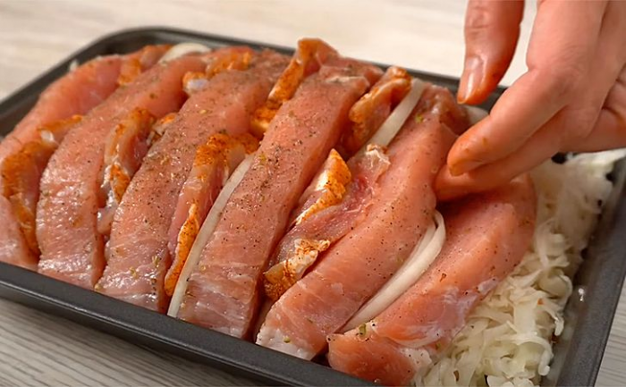 Добавляем запеченному мясу сок. Используем сало, чтобы оно пропитало куски